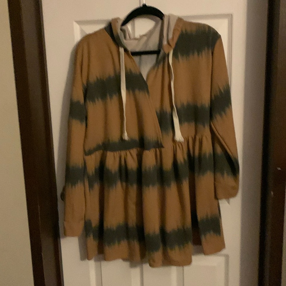 entro blouse/hoodie.  Size XL